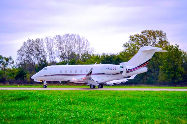 Canadair Challenger 350 (N743QS)