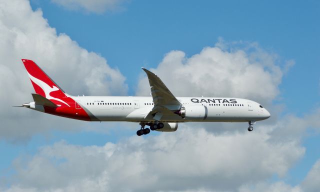 Boeing 787-9 Dreamliner (VH-ZNA) - QANTAS (QFA) 787-9 VH-ZNA on final approach for RWY16 into Melbourne International Airport (MEL) (6 November 2017) Captured from the church on Sunbury Rd.