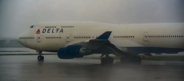 Boeing 747-400 (N668US) - The Queen of the Skies seen in rainy Detroit during a ground stop