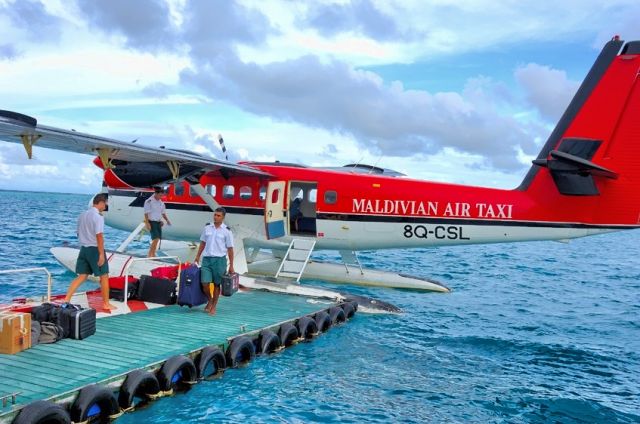 De Havilland Canada Twin Otter (8Q-CSL) - 2006 - Ellaidhoo, Maldives. Unloading at the Airport/dock