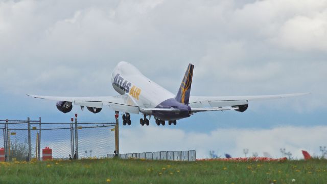 BOEING 747-8 (N855GT) - BOE582 climbs from runway 34L beginning its maiden flight test on 4/20/13. (LN:1476 cn 37567).