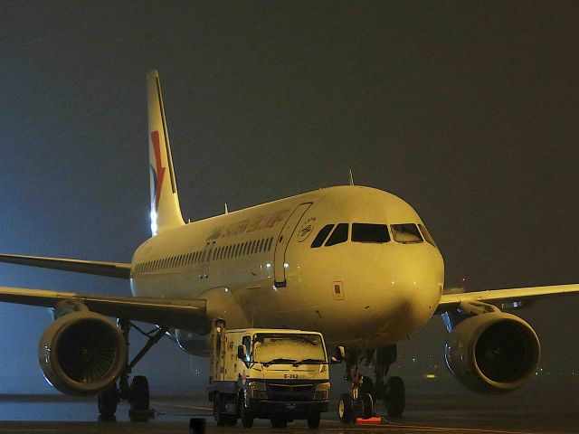 Airbus A320 (B-2219) - I take a picture on Feb 02, 2018.br /MU775/01Febbr /At 1:30 in the midnight snowfall at this time