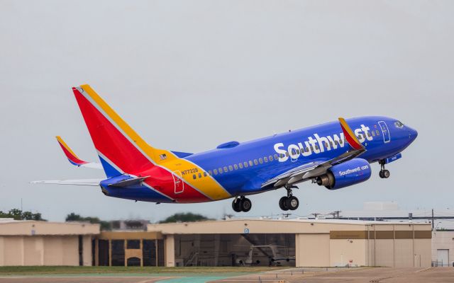 Boeing 737-700 (N7722B)