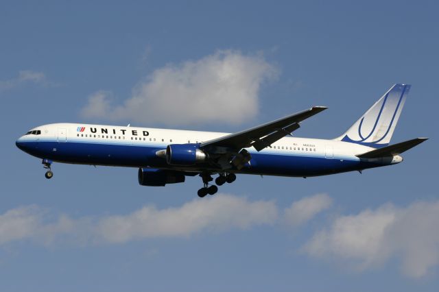 BOEING 767-300 (N663UA) - March 15, 2006 - arrived Washington Dulles