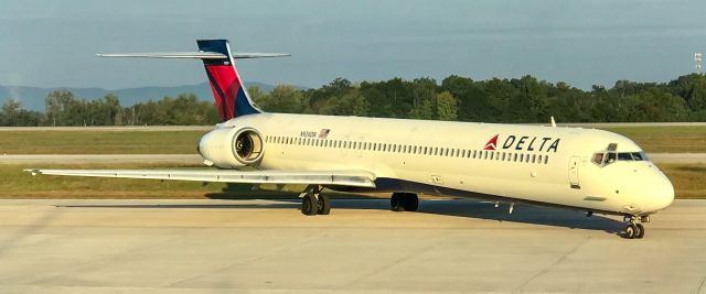 McDonnell Douglas MD-90 (N924DN)