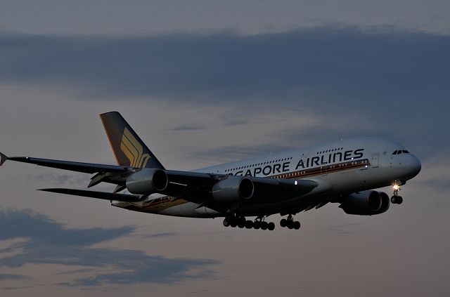 Airbus A380-800 (9V-SKN) - I take a picture on Sep 30, 2015.
