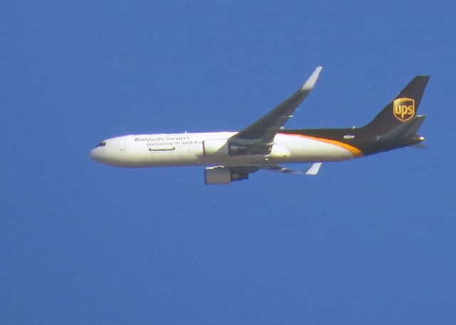 BOEING 767-300 (N351UP) - From Honolulu, arriving at Los Angeles.br /Camera: Canon HS50HS. Snapped from my back yard.