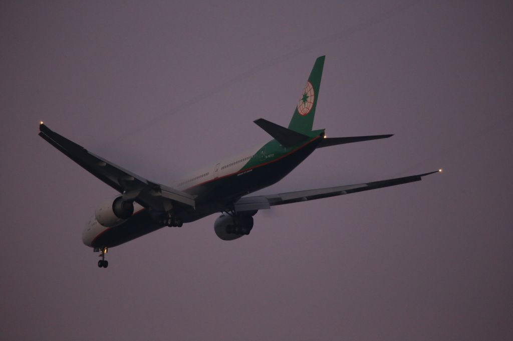 BOEING 777-300ER (B-16727)