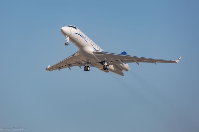 Bombardier Global 5000 (N989JR)