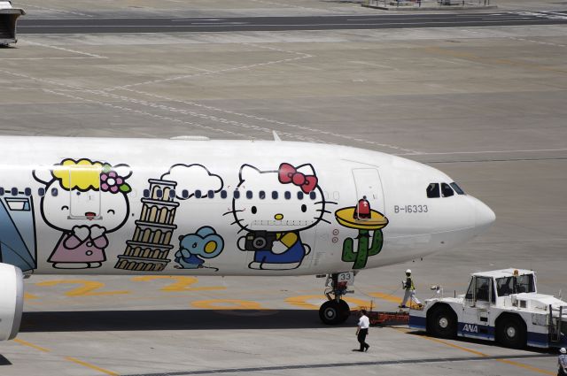 Airbus A330-300 (B-16333) - at Haneda Intl Airport on 2012/06/26 "Hello Kitty Around the World c/s"