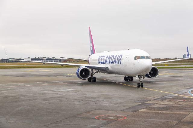 BOEING 767-300 (TF-ISO) - Icelandair B767 taxiing to the gate