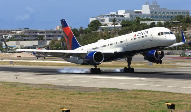 Boeing 757-200 (N6707A)