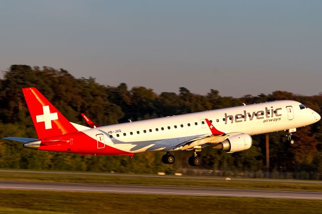 Embraer ERJ-190 (HB-JVO) - evening sun at Rwy 18