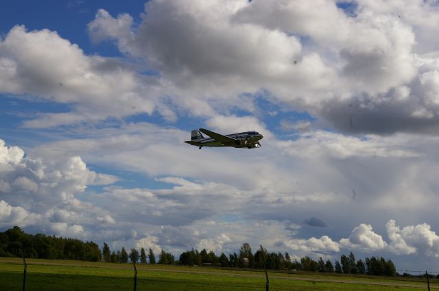 Douglas DC-3 (OH-LCH)