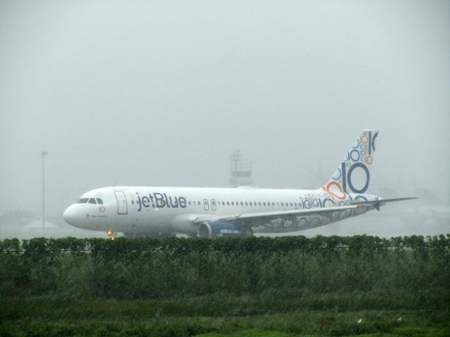 Airbus A320 (N569JB)