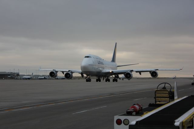 Boeing 747-400 (D-ABVW)