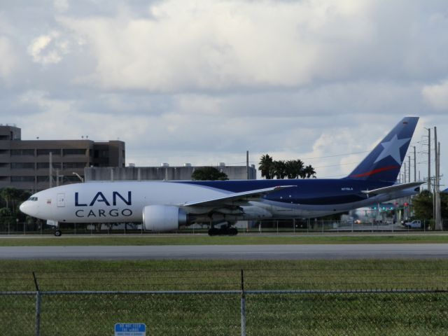 BOEING 777-200LR (N776LA)