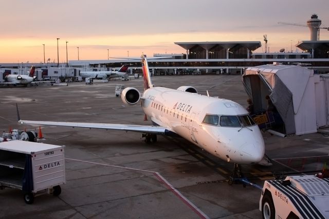 Canadair Regional Jet CRJ-200 (N872AS)