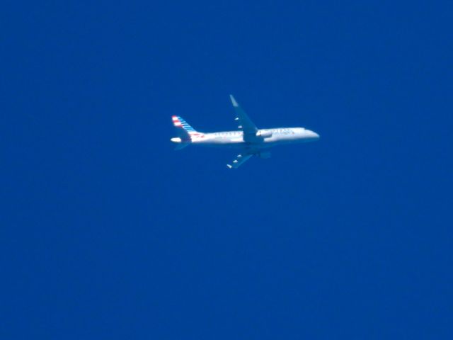 Embraer 175 (N282NN)
