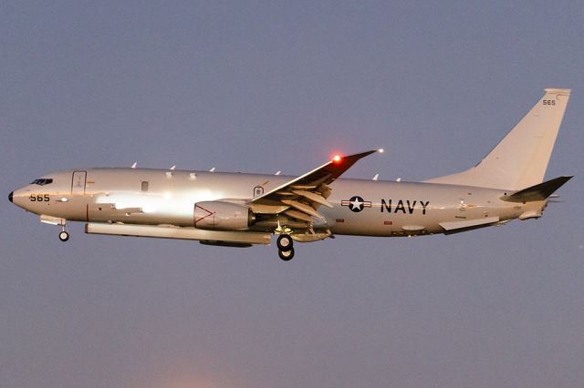 Boeing P-8 Poseidon (16-9565) - SHINR 82 arriving 31R after sunset