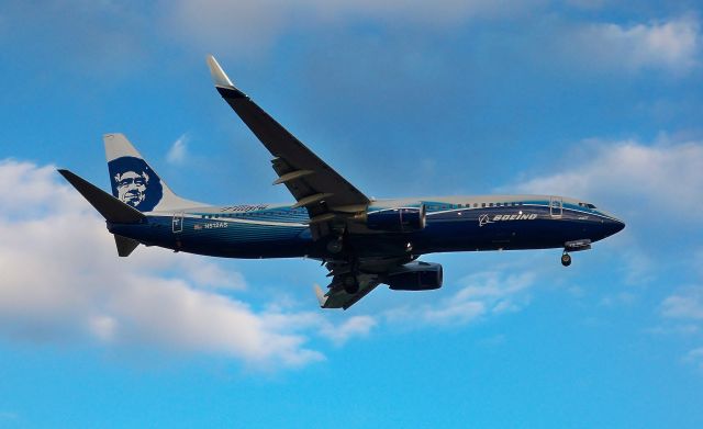 Boeing 737-800 (N512AS) - Alaska 737-890 N512AS in Boeing house colorsbr /Evening final approach to 17R at AUSbr /Feb-16-2011