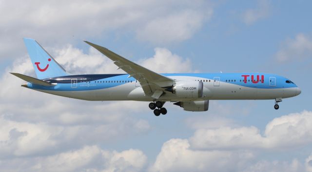 Boeing 787-9 Dreamliner (G-TUIK) - The best spotting place in America, RWY 9L