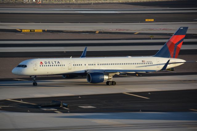 Boeing 757-200 (N695DL)