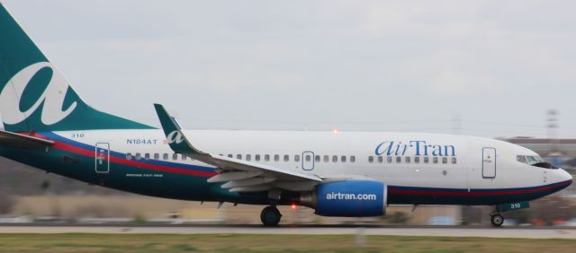 Boeing 737-700 (N184AT)