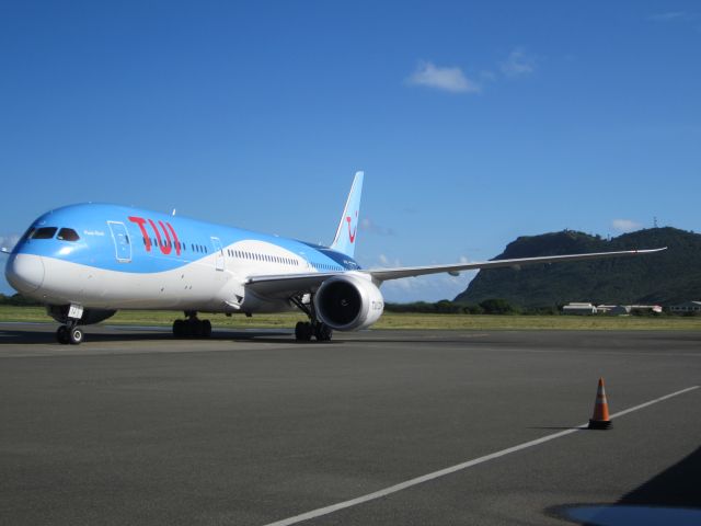 Boeing 787-9 Dreamliner (G-TUIJ)