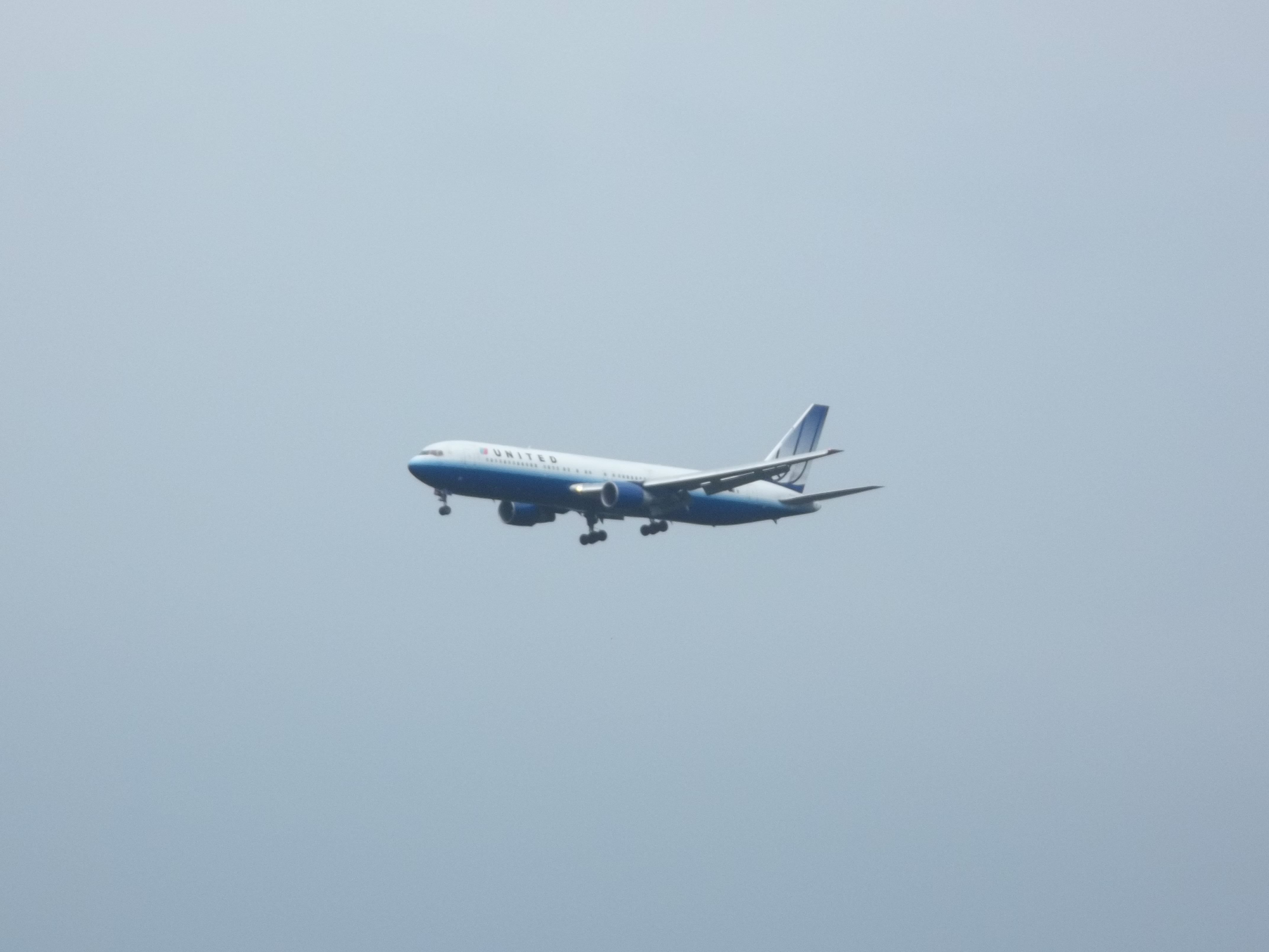 Boeing 777-200 — - A United Airlines 777-200 landing at Dulles International Airport.