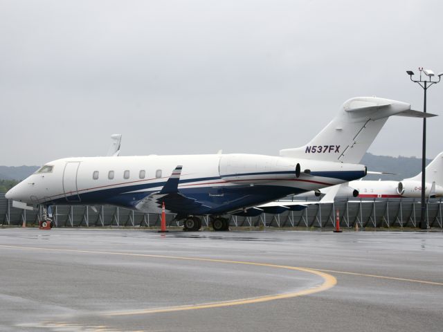 Bombardier Challenger 300 (N537FX)