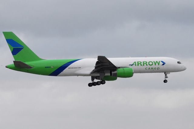Boeing 757-200 (N688GX)
