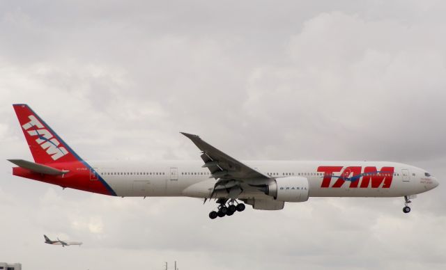 BOEING 777-300ER (PT-MUH)