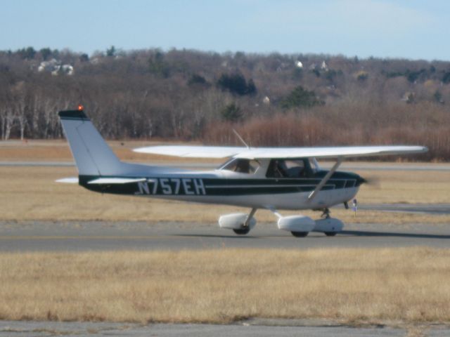 Cessna 152 (N757EH) - Taxiing to its hangar.