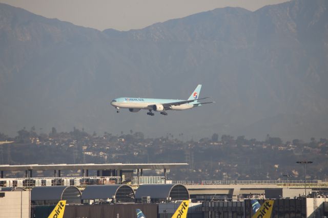 BOEING 777-300ER (HL8208)