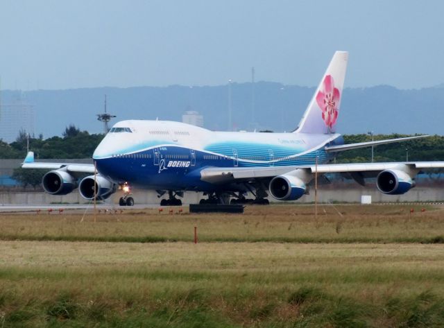 Boeing 747-400 (B-18210)