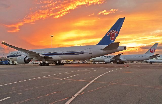 BOEING 777-300ER (B-2099) - Nuclear hot sunset on China Southern 699 diversion from JFK 09/14/2016