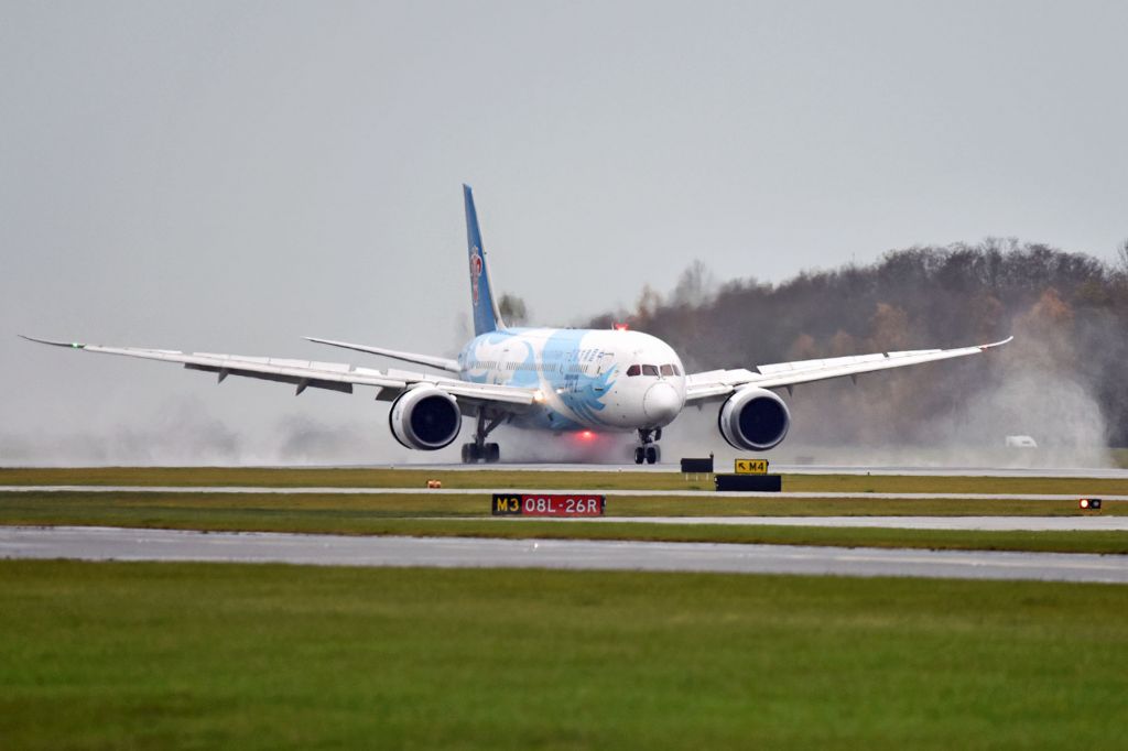 Boeing 787-8 (B-2737)