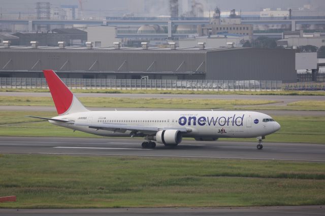 BOEING 767-300 (JA8980)