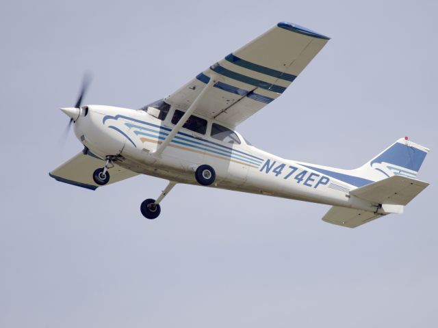 Cessna 152 (N474EP) - Take off runway 26.