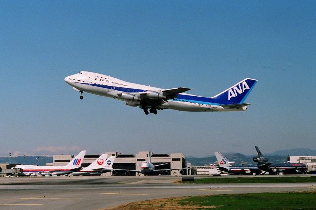 Boeing 747-200 (JA8181) - KLAX - JA8181 departing Runway 25R for Tokyo.