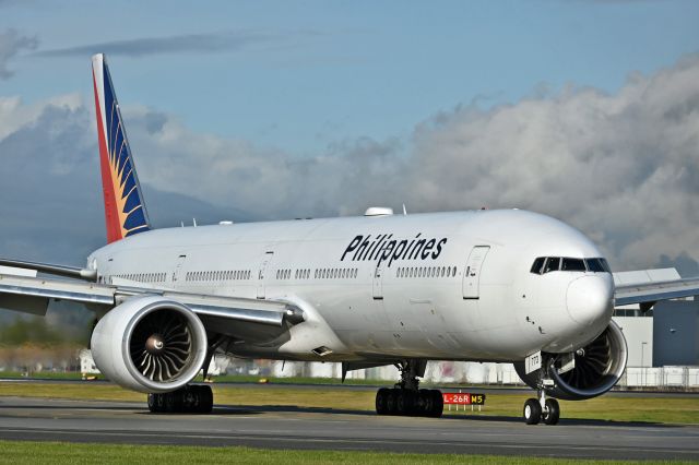 BOEING 777-300 (RP-C7773)