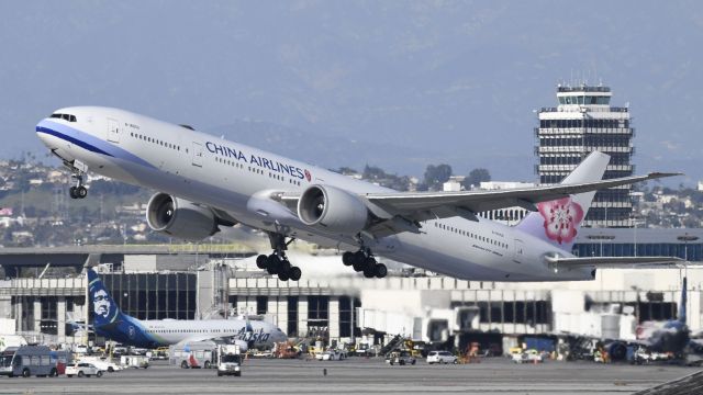 BOEING 777-300ER (B-18052) - Departing LAX on 25R