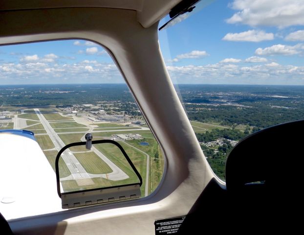 Piper Cherokee (N28AU) - Flying with the Piper Archer TX on the downwind leg for a touch and go on rwy 36 of KSBN