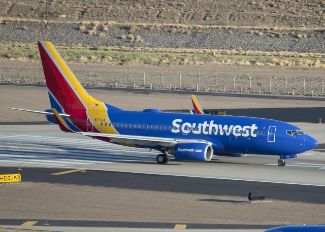 Boeing 737-700 (N7710A)