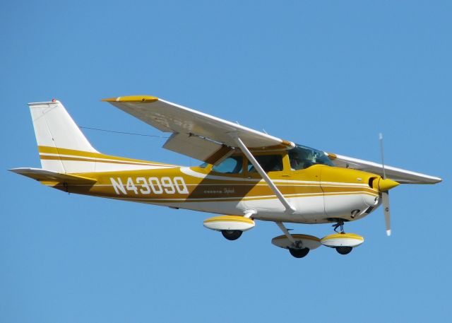 Cessna Skyhawk (N4309Q) - Landing at Downtown Shreveport.