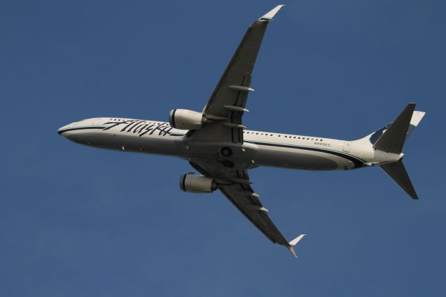 Boeing 737-800 (N409AS) - Alaska 737-800 with Scimitar Winglets taking off on 4R. There was a wind change about 20 minutes after I arrived, and some aircraft had to break their approaches to 22L