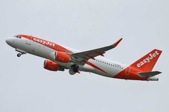 Airbus A320 (G-EZGY) - EZY1951 on the way back to Geneva after arriving from there an hour earlier.