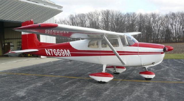 Cessna Skyhawk (N7669M)