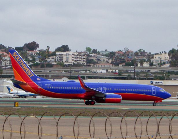 Boeing 737-800 (N8610A)